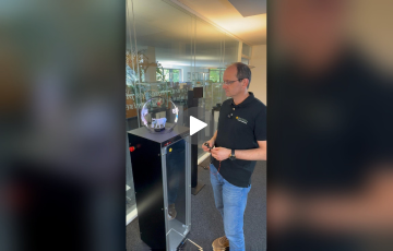Montre au centre de la Sphère, entourée d'un anneau de LEDs rotatif développé par FiveCo